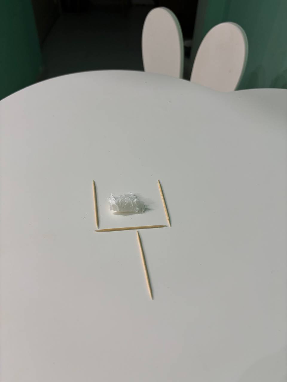 Иллюстрация к задачке: Снежок за пределами лопатки: переставь две палочки